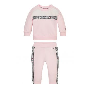Set de pantaloni sport cu benzi logo si bluza sport cu decolteu la baza gatului