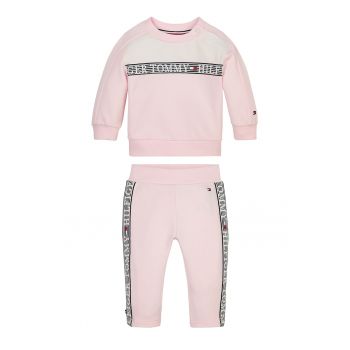 Set de pantaloni sport cu benzi logo si bluza sport cu decolteu la baza gatului