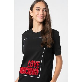 Tricou cu decolteu la baza gatului si aplicatie logo