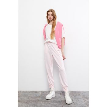 Pantaloni sport cu snururi si buzunare laterale