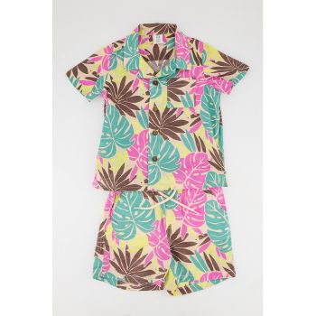 Set de camasa si pantaloni scurti cu imprimeu tropical la reducere