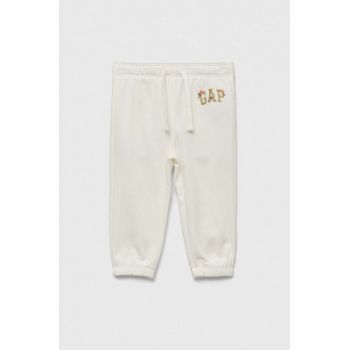 GAP pantaloni de trening pentru copii culoarea alb, cu imprimeu