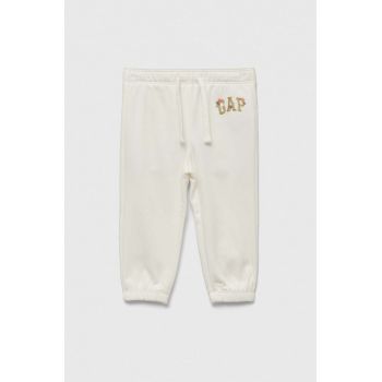 GAP pantaloni de trening pentru copii culoarea alb, cu imprimeu ieftini