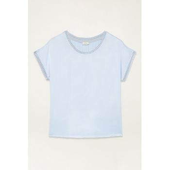 Tricou cu decolteu la baza gatului si detalii stralucitoare