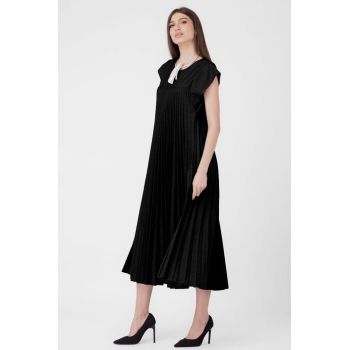Rochie plisata  A-line lunga, material fin si usor creponat, neagra