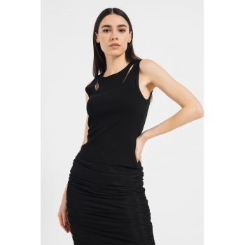 Top cu aspect striat si decupaj