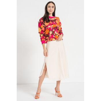 Bluza sport cu model si decolteu la baza gatului