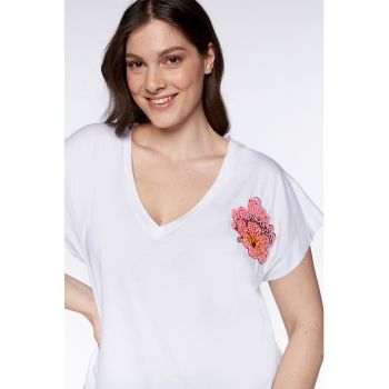 Tricou cu decolteu in V si broderie florala