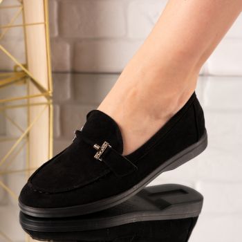 Pantofi dama casual din piele intoarsa cu accesoriu frontal Negri Issa Marimea 37 Pantofi dama casual din piele intoarsa cu accesoriu frontal Negri Issa Marimea 37