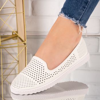 Pantofi dama din piele ecologica perforati Albi Sila Marimea 40 Pantofi dama din piele ecologica perforati Albi Sila Marimea 40