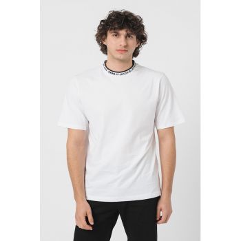 Tricou de bumbac cu decolteu la baza gatului si logo