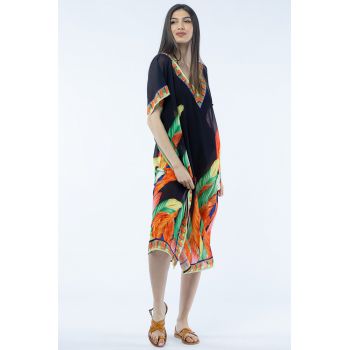 Rochie lunga de plaja tip poncho cu pene multicolore pe fond negru