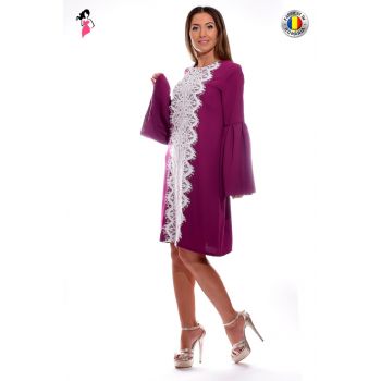 Rochie mov lejera cu dantela alba si maneci clopot
