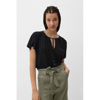 Bluza cu maneci scurte si decupaj in V