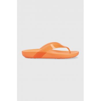 Crocs slapi Splash Glossy Flip femei, culoarea portocaliu, cu toc plat, 208534