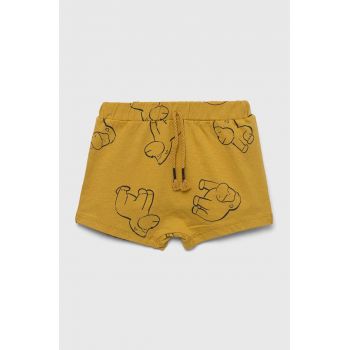 United Colors of Benetton pantaloni scurți din bumbac pentru bebeluși culoarea galben, modelator