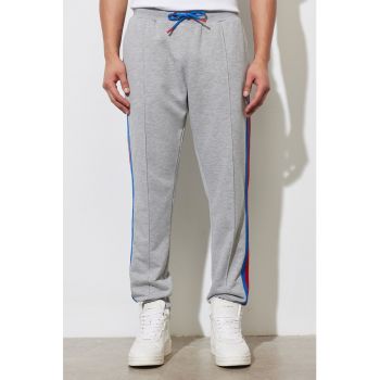 Pantaloni sport cu insertii contrastante