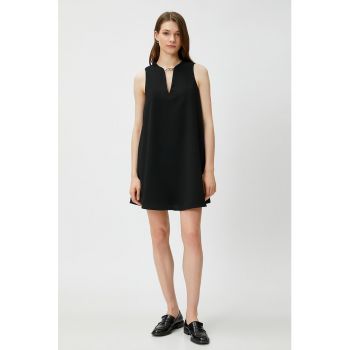 Rochie scurta fara maneci cu decupaj in V