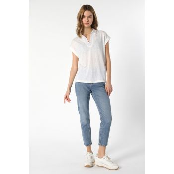 Tricou cu guler ascutit