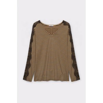 Bluza cu model in dungi si decolteu in V