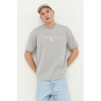 Abercrombie & Fitch tricou din bumbac culoarea gri, cu imprimeu