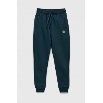 adidas Originals pantaloni de trening pentru copii culoarea verde, neted