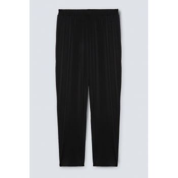 Pantaloni conici cu buzunare laterale