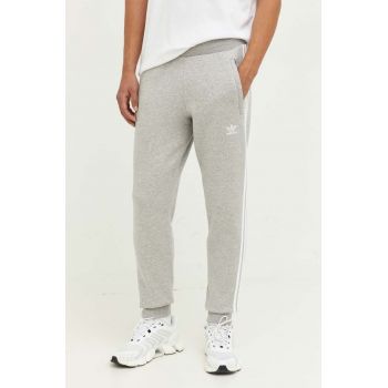 adidas Originals pantaloni de trening culoarea gri, cu imprimeu IA4795-grey ieftini