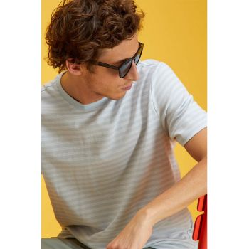 Tricou cu dungi si decolteu la baza gatului