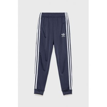 adidas Originals pantaloni de trening pentru copii HD2045 culoarea albastru marin, cu imprimeu