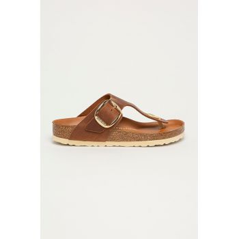 Birkenstock slapi de piele Gizeh Big Buckle femei, culoarea maro, cu toc plat, 1018745