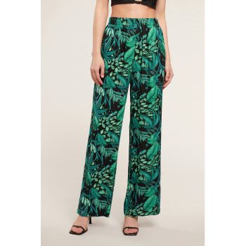 Pantaloni cu imprimeu tropical si croiala ampla