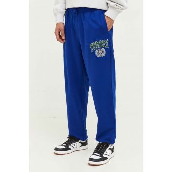 Tommy Jeans pantaloni de trening din bumbac culoarea albastru marin, cu imprimeu de firma originali