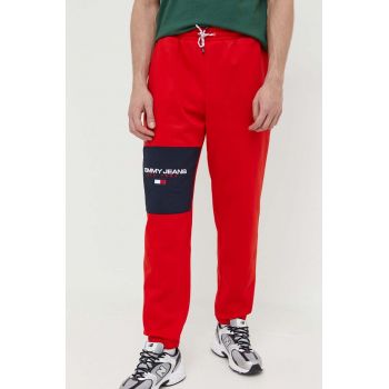 Tommy Jeans pantaloni de trening culoarea rosu, cu imprimeu de firma originali