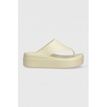 Crocs slapi Brooklyn Flip femei, culoarea bej, cu platforma, 208727