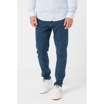 Blugi cu croiala conica si model uni