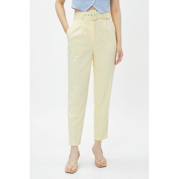 Pantaloni crop chino cu o curea asortata