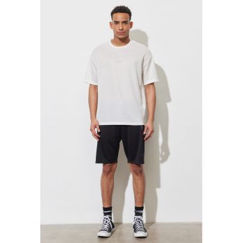 Tricou lejer cu decolteu la baza gatului