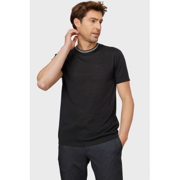 Tricou slim fit cu decolteu la baza gatului