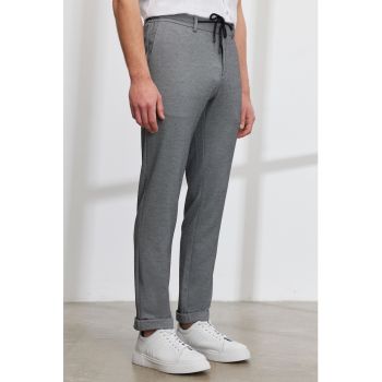 Pantaloni slim fit cu buzunare laterale