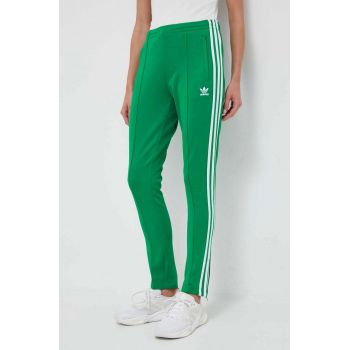 adidas Originals pantaloni de trening culoarea verde, cu imprimeu la reducere
