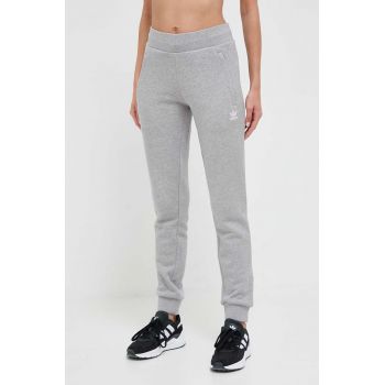 adidas Originals pantaloni de trening din bumbac culoarea gri, melanj IJ9840 de firma original