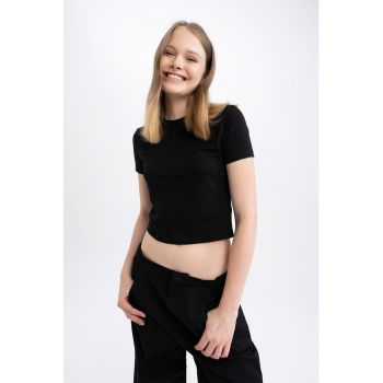 Tricou uni cu decolteu la baza gatului