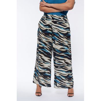 Pantaloni cu croiala ampla si imprimeu animal print la reducere