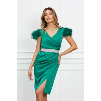 Rochie Atena verde cu pene la maneci si accesoriu in talie la reducere