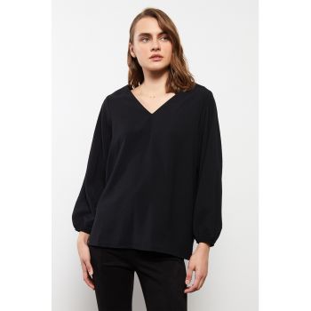 Bluza cu decolteu in V si detalii de lant