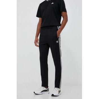 adidas Originals pantaloni de trening culoarea negru, cu imprimeu II5764