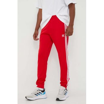 adidas Originals pantaloni de trening culoarea roșu, cu imprimeu IM4543