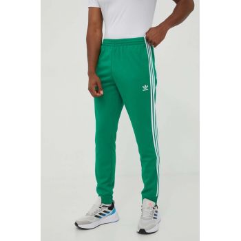 adidas Originals pantaloni de trening culoarea verde, cu imprimeu