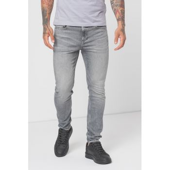 Blugi slim fit cu talie joasa